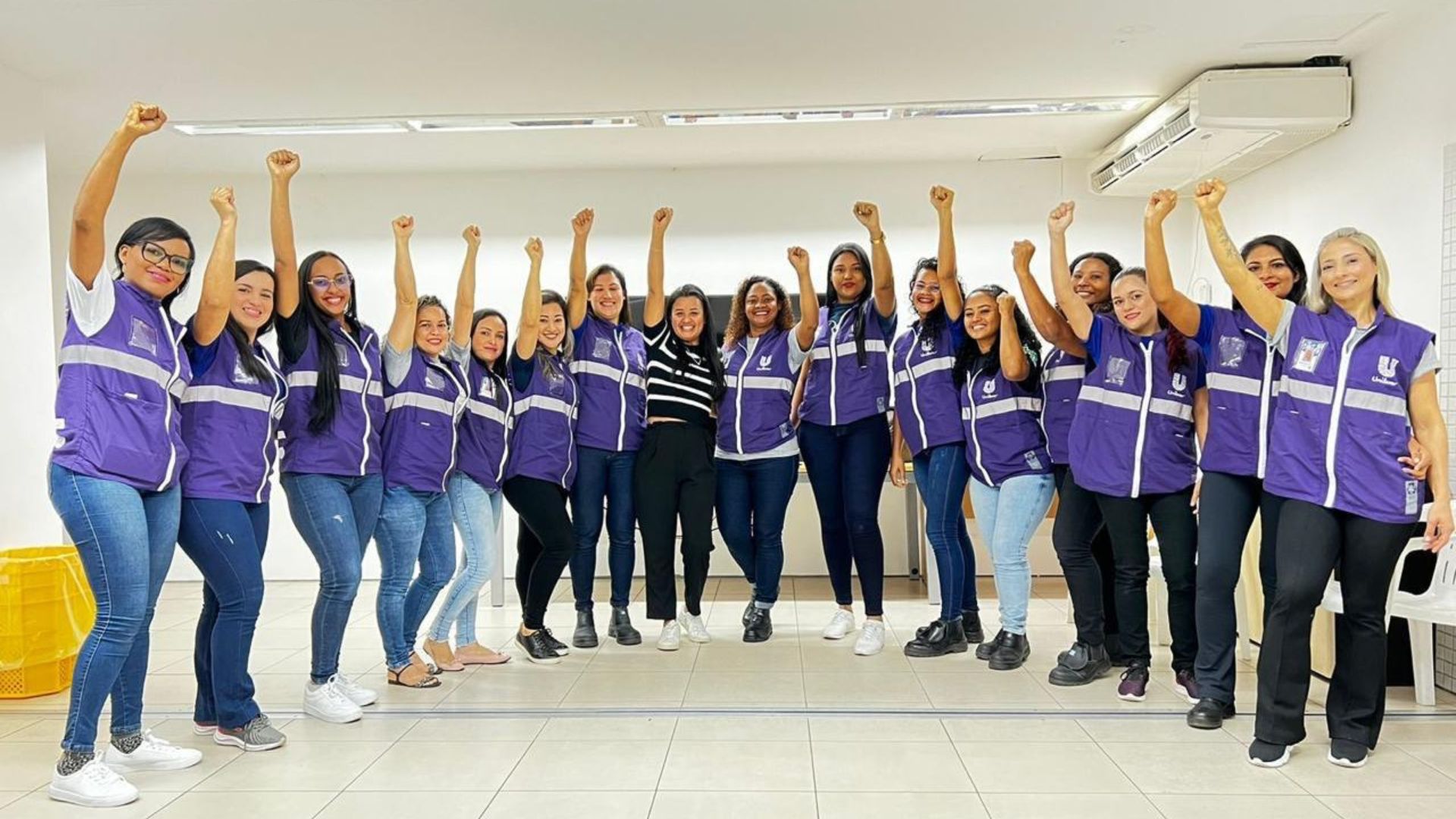 A foto destaca em um meio circulo o time de promotoras da Unilever Brasil
