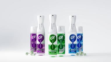 A imagem mostra três produtos de limpeza Cif em frascos de spray de plástico, com as embalagens de recarga ao lado. Existem três variantes diferentes do produto com rótulos roxos, verdes e azuis.