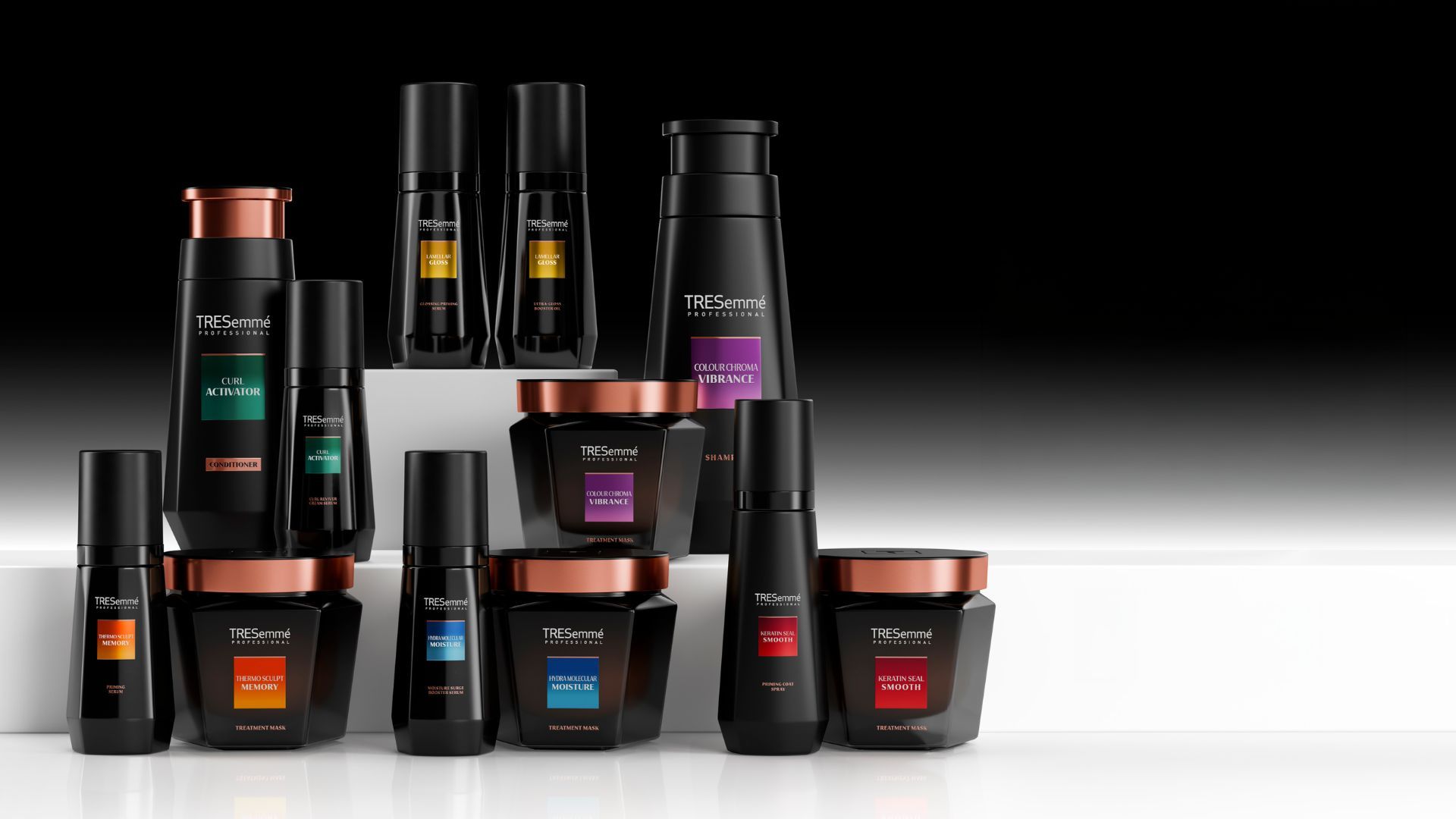 Produtos para o cabelo da nova gama TRESemmé Professional. Frascos pretos com detalhes em cobre.