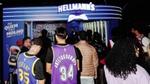 Um grupo de jovens fãs de basquete vestindo camisetas de times da NBA entra em um evento patrocinado pela Hellmann's