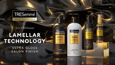 Quatro produtos da linha premium Lamellar Shine da TRESemmé, produtos masstige enriquecidos com tecnologia para melhorar o brilho do cabelo. Os envases são de cor preta, branca e dourada.