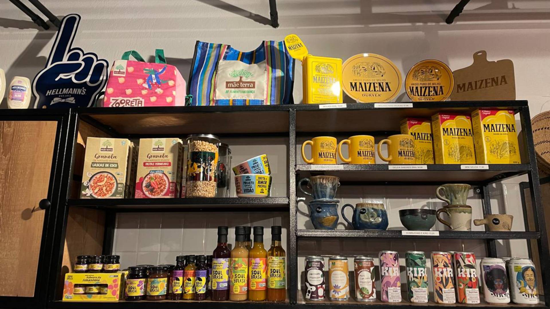 Produtos Unilever no restaurante Da Quebrada, com fundo preto e branco.