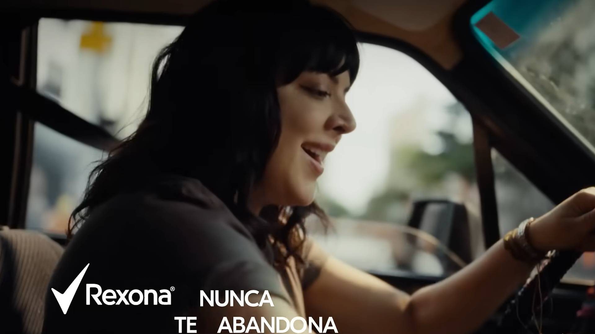 Mulher usando Rexona