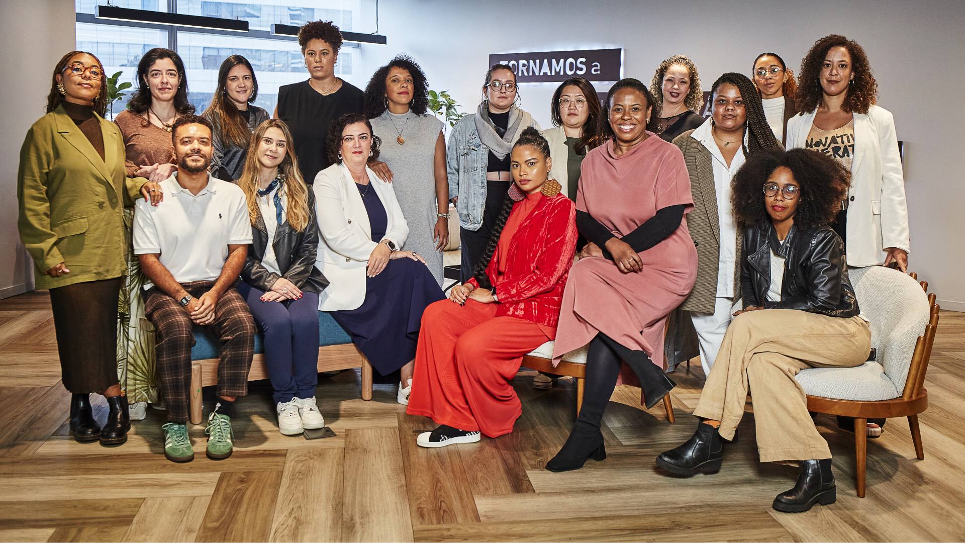Squad da Escola de Marketing Antirracista. Fundo cor nude, no escritório da Unilever.