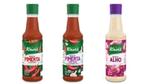 Três frascos de molho Knorr sobre um fundo branco. Molho de pimenta vermelha, molho de pimenta vermelha com alho, e molho de alho.