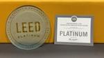 Placa sobre conquista da certificação e selo LEED, os dois com nível Platinum de avaliação.