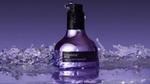 Frasco de Nexxus Keraphix Repair Liquid Crystallizer rodeado por salpicos de água.