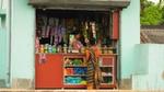 mulher que trabalha em uma loja pequena