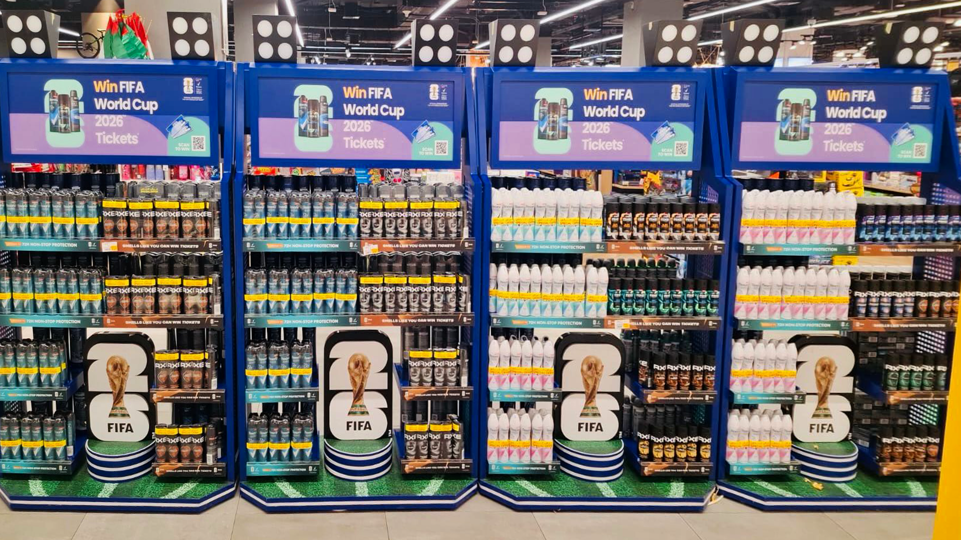 Expositor em loja da Unilever Personal Care para a Copa do Mundo FIFA 2026™ com produtos Rexona, Dove e Axe.