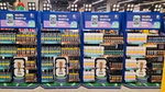 Expositor em loja da Unilever Personal Care para a Copa do Mundo FIFA 2026™ com produtos Rexona, Dove e Axe.