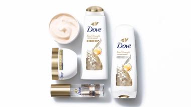 Cinco produtos da gama Bond Strength da Dove com avançadas tecnologias de fortalecimento de ligações para a reparação de danos capilares extremos.