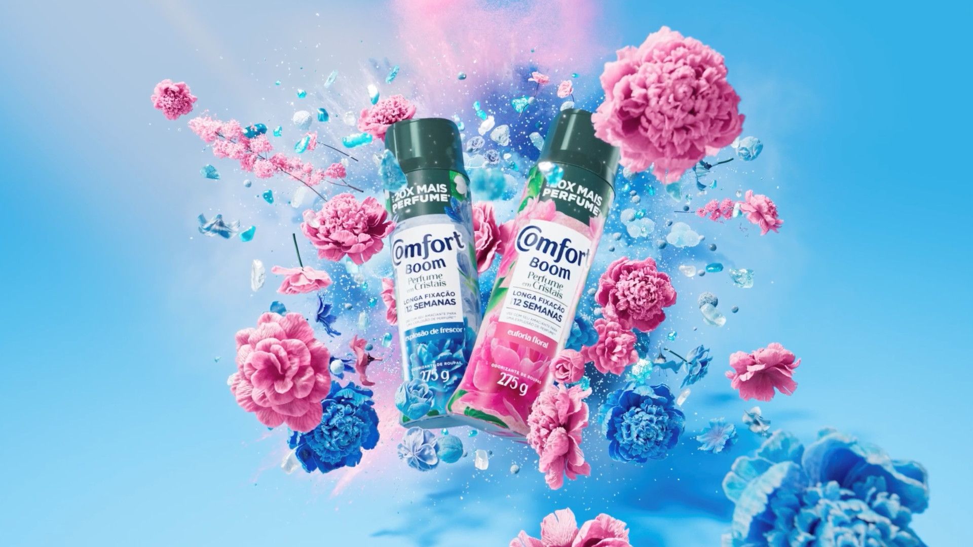 Duas garrafas Comfort Boom no meio de uma explosão de flores em tons de azul e rosa.
