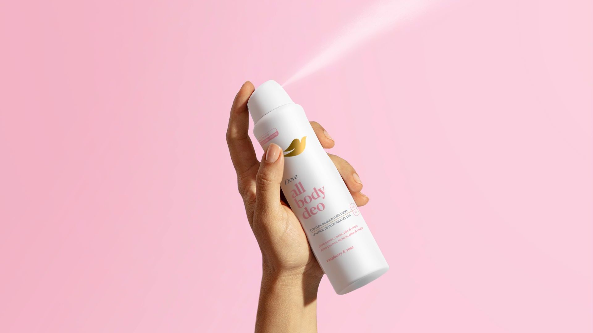 Um desodorante Dove para todo o corpo, em spray, com fragrância de framboesa e rosa, sobre um fundo rosa claro.