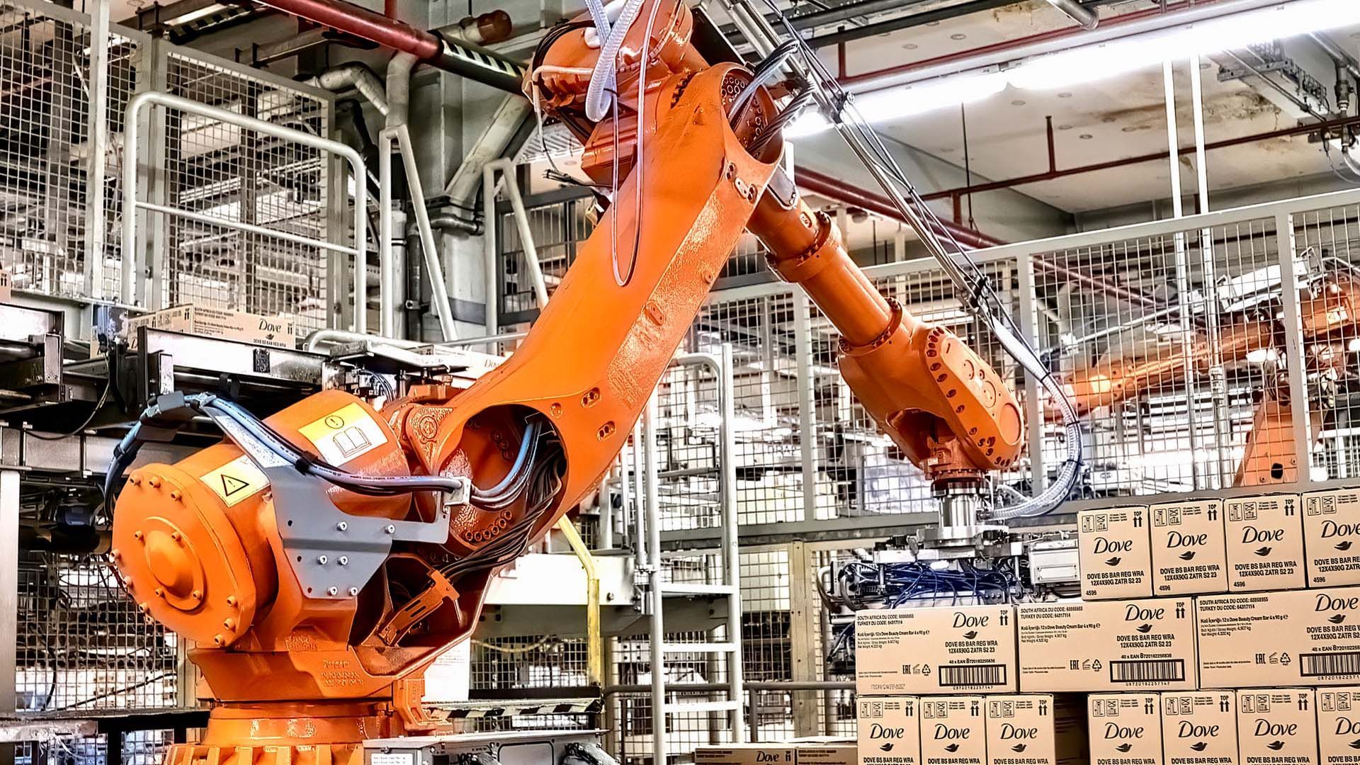 Máquina de coleta automatizada colocando embalagens de sabonete em barras Dove em um palete na fábrica da Unilever em Mannheim, na Alemanha