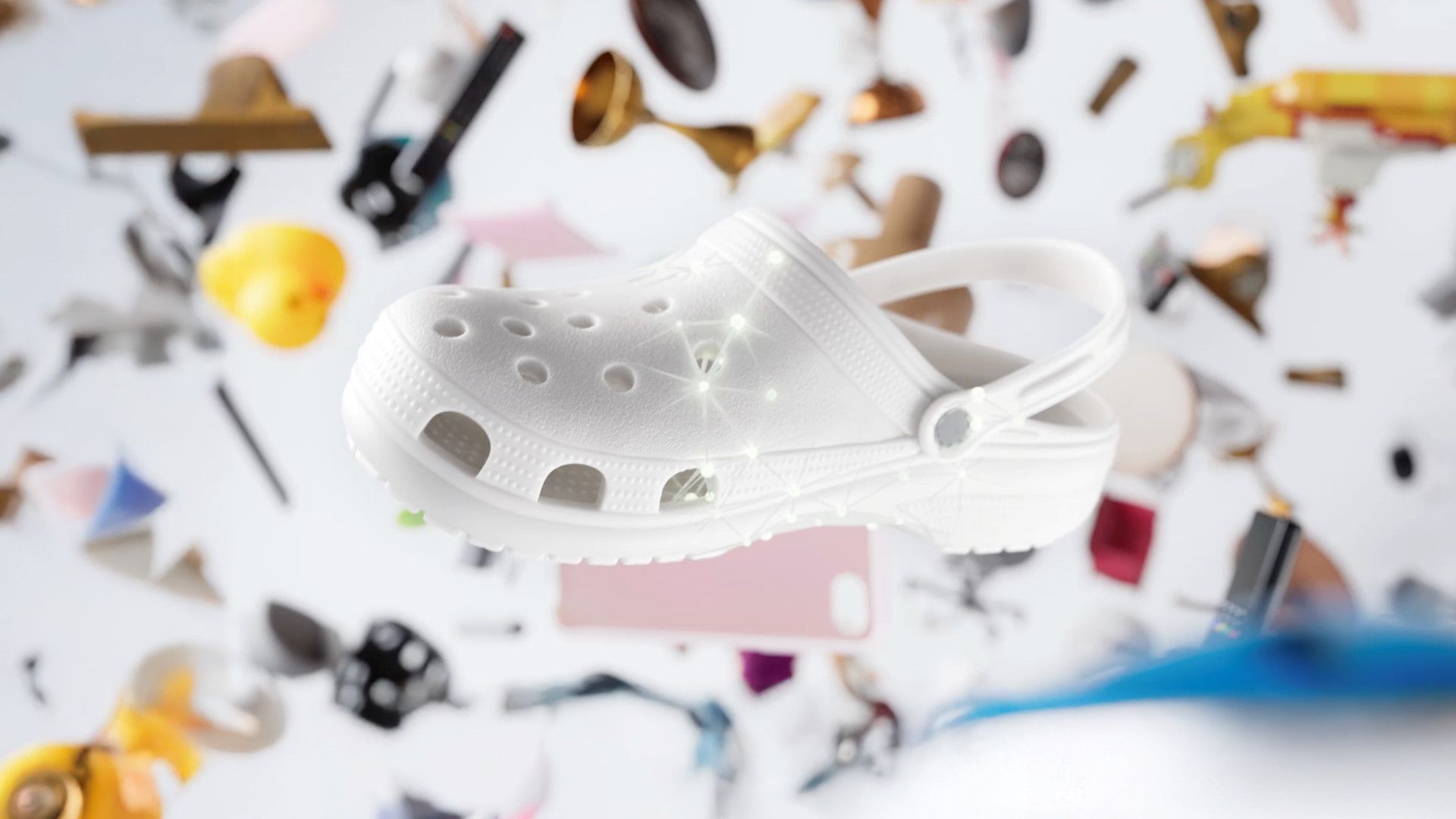 Um croc branco e limpo flutuando entre objetos diversos.