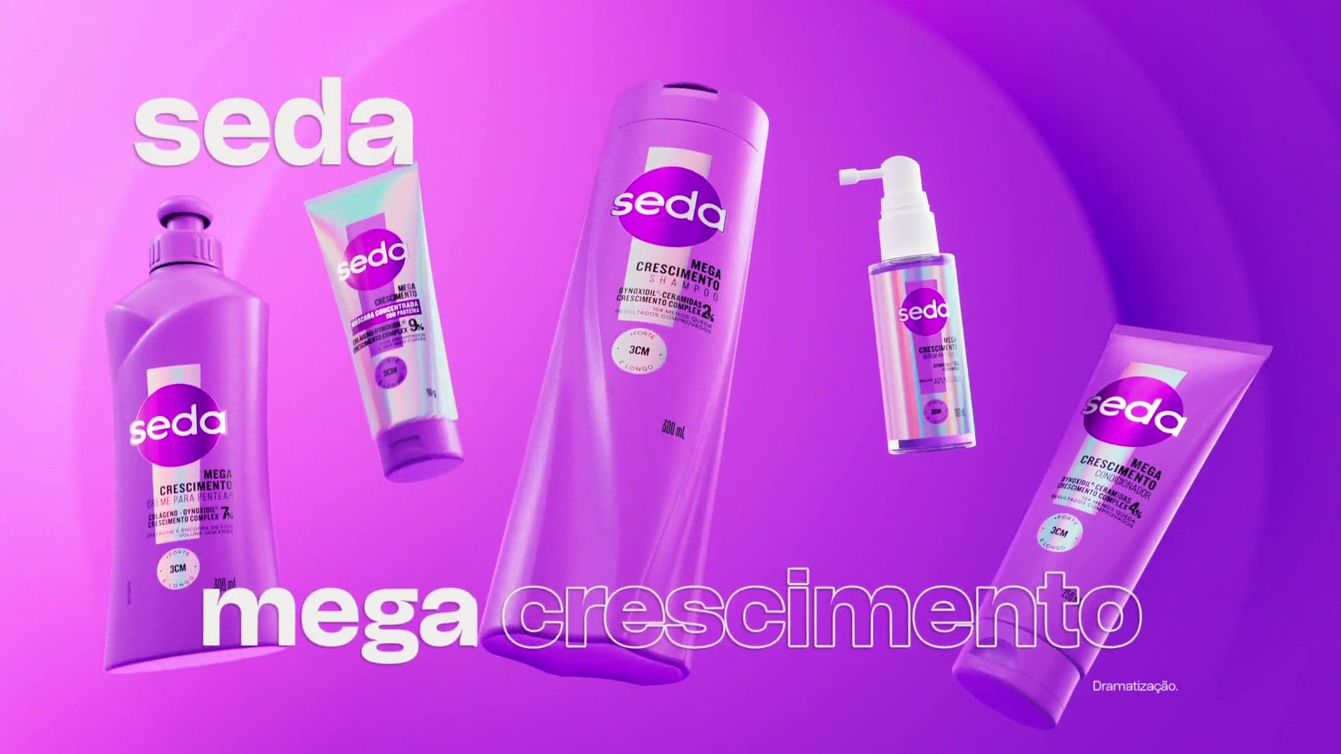 Cinco produtos da linha Seda Mega Crescimento. Frascos, bisnagas e sprays holográficos em roxo e prata. A marca exibida é Seda.